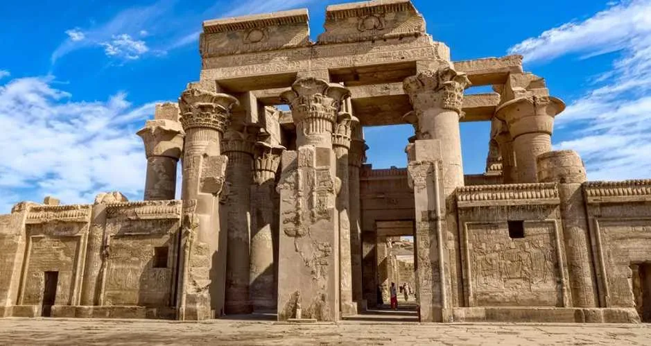 1. The Temple of Karnak in Luxor, Egypt, showcasing ancient architecture and towering columns against a clear blue sky in this Egypt itinerary 9 days